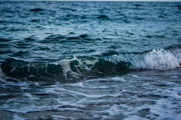 ビーチでの海のブレーキで小さな波。竜巻、スプレーで嵐の海の中の澄んだ水. - 写真・画像