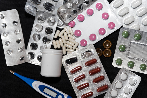 Лекарства и средства - клинические термометры и волдыри, медицина и фармацевтическая промышленность - Фото, изображение