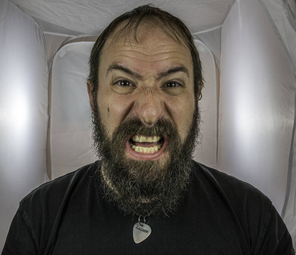 Бородатый, кричащий и злой мужчина - Фото, изображение