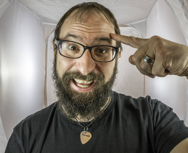 Un homme souriant barbu avec des lunettes noires a une idée - Photo, image