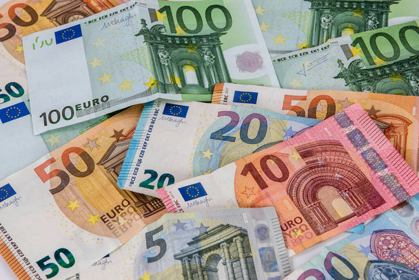Un montón de dinero hecho de billetes en euros - Foto, imagen
