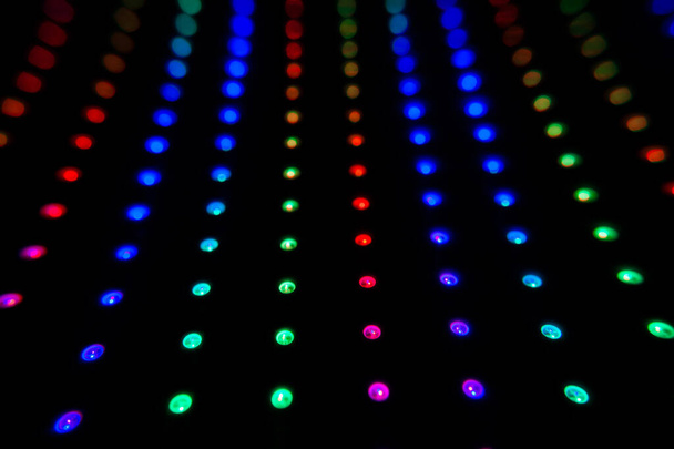 Барвисті світлодіодні ліхтарі RGB на чорному тлі. Світлодіодна матриця зі стрічками WS2812B. Відтворення анімації та ефектів на цифровому світлодіодному дисплеї. Кольори веселки
. - Фото, зображення