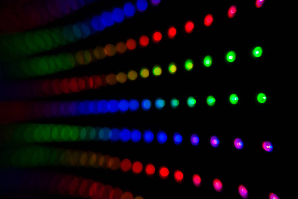 Барвисті світлодіодні ліхтарі RGB на чорному тлі. Світлодіодна матриця зі стрічками WS2812B. Відтворення анімації та ефектів на цифровому світлодіодному дисплеї. Кольори веселки
. - Фото, зображення