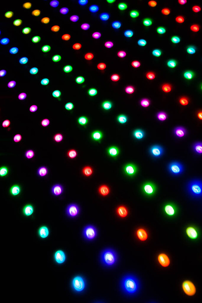 Luzes LED RGB coloridas no fundo preto. Matriz LED com tiras WS2812B. Jogando animações e efeitos no display LED digital. Cores do arco-íris. - Foto, Imagem