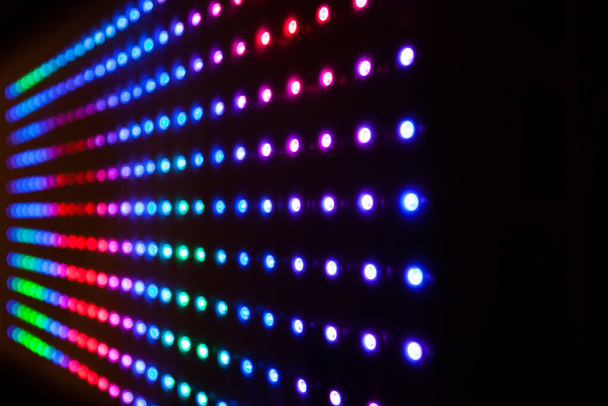 Kolorowe światła LED RGB na czarnym tle. Matryca LED z listwami WS2812B. Odtwarzanie animacji i efektów na cyfrowym wyświetlaczu LED. Kolory tęczy. - Zdjęcie, obraz