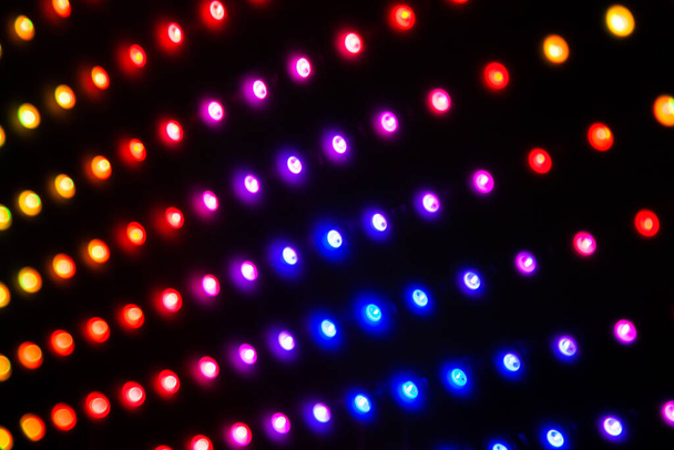Barevné RGB LED světla na černém pozadí. LED matice s proužky WS2812B. Přehrávání animací a efektů na digitálním LED displeji. Duhové barvy. - Fotografie, Obrázek
