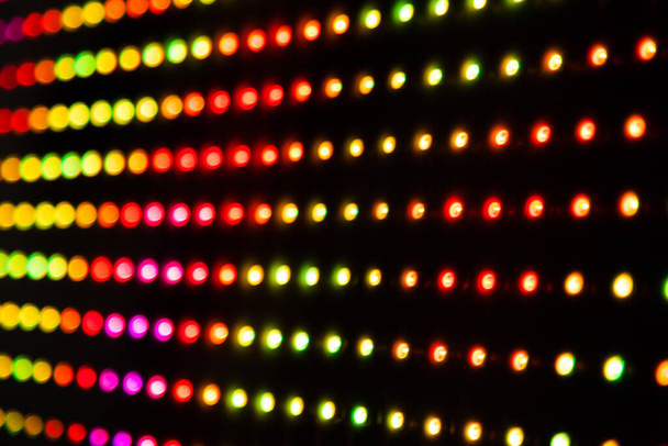 Luci a LED RGB colorate su sfondo nero. Matrice LED con strisce WS2812B. Riproduzione di animazioni ed effetti sul display digitale a LED. Colori arcobaleno. - Foto, immagini