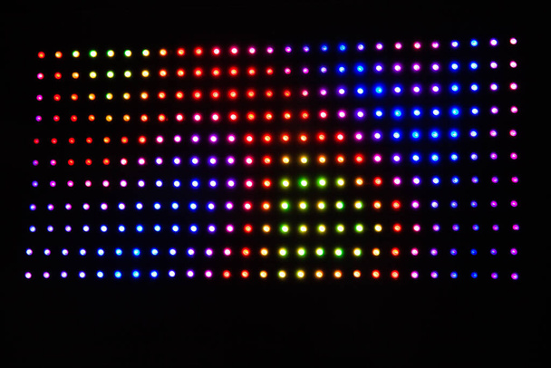 Luces led RGB de colores sobre fondo negro. Matriz led con tiras WS2812B. Reproducción de animaciones y efectos en pantalla led digital. Colores arco iris. - Foto, imagen