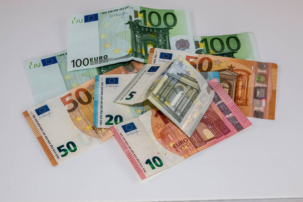 Куча денег, сделанных из банкнот евро - Фото, изображение