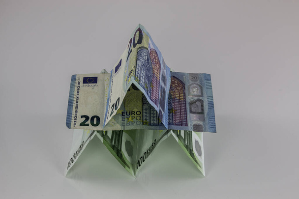 Un pequeño edificio hecho de diferentes billetes en euros - Foto, imagen