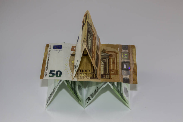Különböző eurobankjegyekből készült kis épület - Fotó, kép