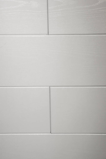 Λευκά πλακάκια και γκρι αρθρώσεις στον τοίχο - Φωτογραφία, εικόνα