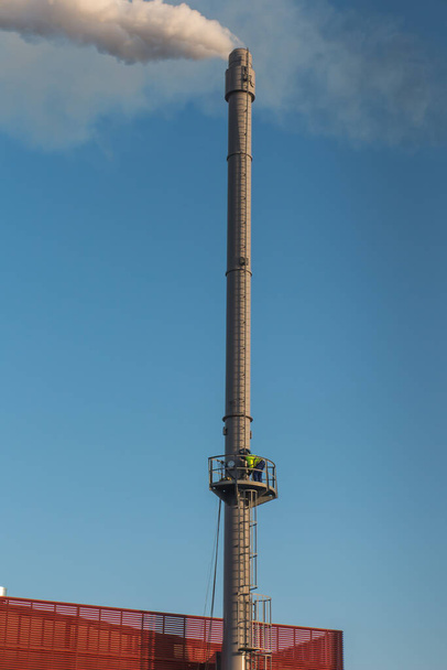 savupiipun päästömittaukset, kun märät savukaasut johdetaan kondensoivalla biomassakattilalla - Valokuva, kuva