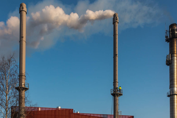 mediciones de emisiones en una chimenea que descarga gases de combustión húmedos de una caldera de biomasa con un sistema de condensación - Foto, Imagen