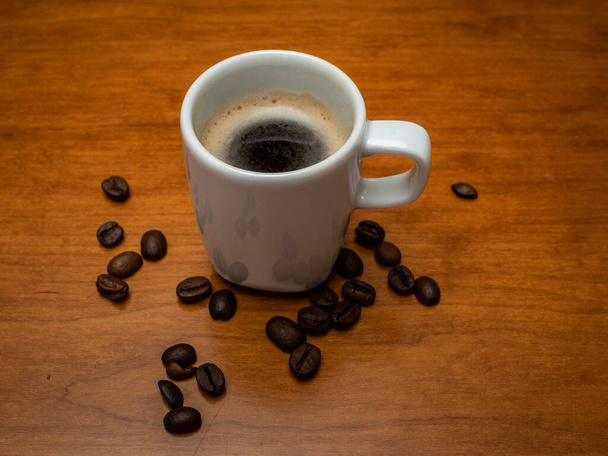 エスプレッソは、イタリア起源のコーヒー醸造法で、細かく挽いたコーヒー豆を通して少量の沸騰水を高圧下で強制するものです。. - 写真・画像