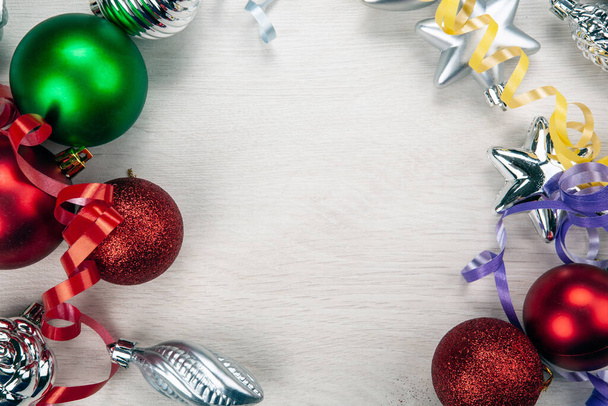 giocattoli di vetro colorato Natale su sfondo grigio vista dall'alto - Foto, immagini