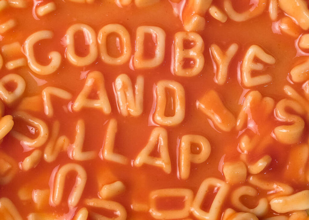 Прощальное сообщение в форме макарон с алфавитом - Фото, изображение