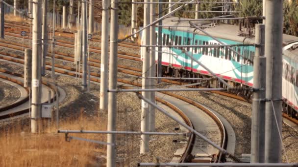 Ankara, Türkiye - Eylül 2020: Köprünün altından bir yolcu treni geçiyor. Bir elektrikli tren istasyondan uzaklaşıyor.. - Video, Çekim