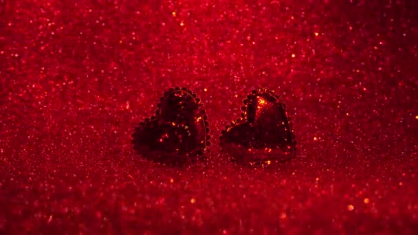 Día de San Valentín. Corazón rojo sobre fondo rojo. Día de San Valentín. Celebra. Bokeh rojo de luces brillantes. Fondo abstracto romántico mágico. Dos corazones rojos. Banner. Corazón. 4K - Imágenes, Vídeo