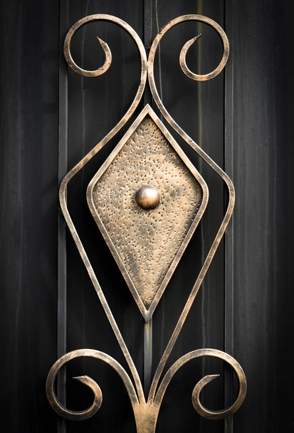 鍛造金属製の門の装飾的な要素 - 写真・画像