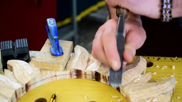 Крупный план рукоделия ремесленника, вырезающего дерево на ярмарке ремесел в Галисии, Испания - Кадры, видео