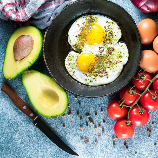 Жареные яйца в сковороде на сером фоне - Фото, изображение
