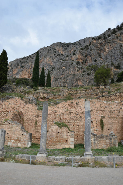 Vista de los Fables monumentos de Grecia. Ruinas de Delfos (Delphi)).  - Фото, изображение
