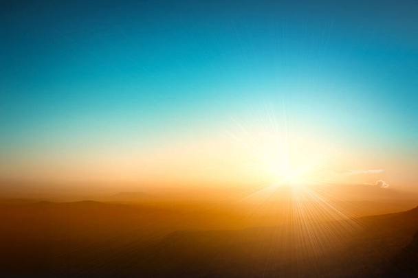 Koncepcja tła inspiracji: szczyt niebiesko-pomarańczowej góry ze słonecznym niebem zachód słońca krajobraz. Klif Mak Duk, Park Narodowy Phu Kradueng, Loei, Tajlandia, Azja - Zdjęcie, obraz