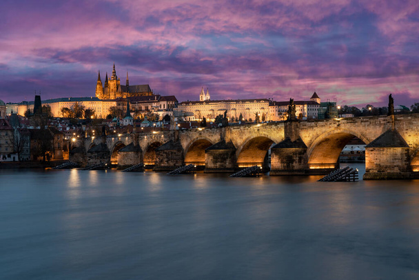 Prag Şatosu ve Charles Köprüsü gün batımında Prag 'da  - Fotoğraf, Görsel