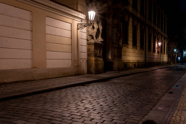 valaistut katuvalot ja mukulakivikatu mukulakivillä Prahan keskustassa yöllä - Valokuva, kuva