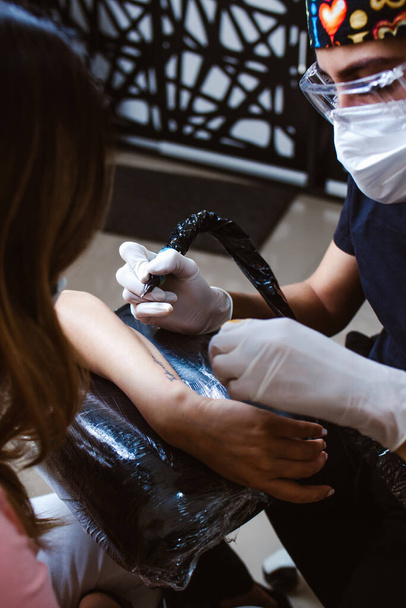 Latin nő tetoválás mester bemutató folyamat teremtés tetoválás Mexikóvárosban - Fotó, kép