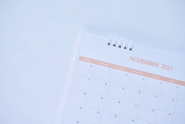 Calendario borroso i concepto de planificación en tono blanco. - Foto, imagen