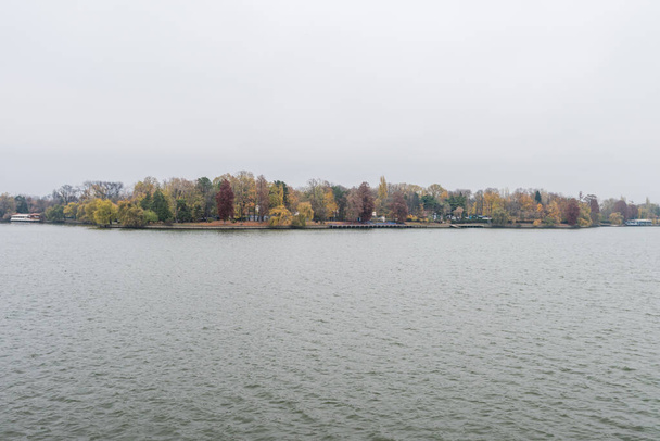 Spokojna sceneria jeziora Herastrau w Bukareszcie, lub King Michael I Park, duży park po północnej stronie Bukaresztu, Rumunia - Zdjęcie, obraz