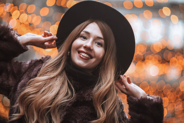 Gorgeous funny girl enjoying new year. Happy girl on Christmas shopping at winter snowy city holiday market, buying souvenirs and gifts, New Year shopping concept.  - Foto, Imagen