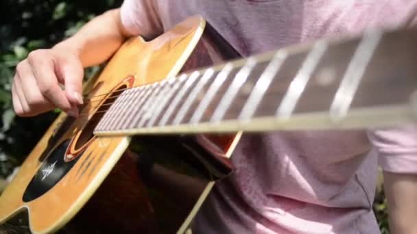 человек играет на гитаре - Кадры, видео