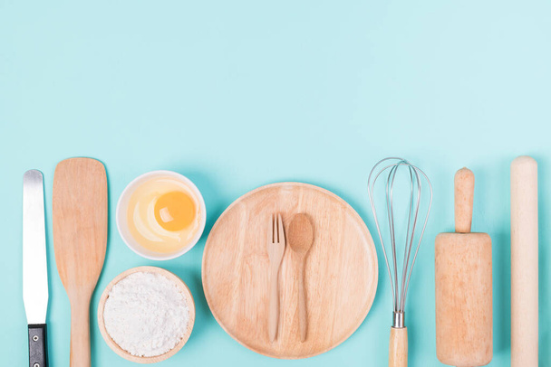Kuchyňské potřeby a složky potravin pro pekařství vaření na barevném pozadí, Top View - Fotografie, Obrázek