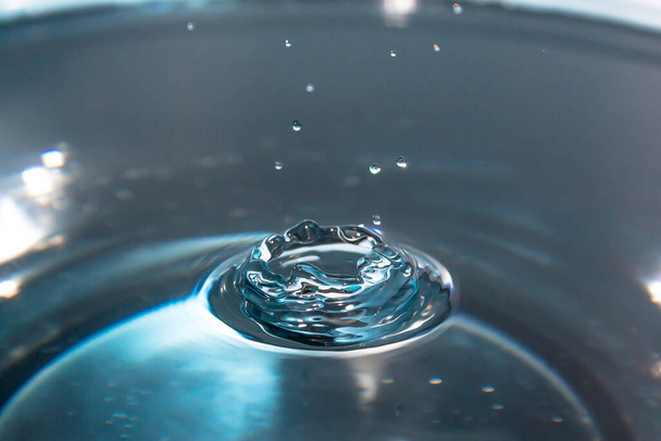 Νερό splash backgrounds close-up.Crown μπλε νερό.Σταγόνα νερό.Κατεψυγμένα πιτσιλίσματα σε κίνηση. - Φωτογραφία, εικόνα
