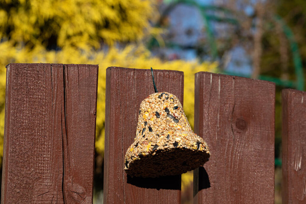 Дзвін з різних зерен, делікатес для всіх птахів в саду
 - Фото, зображення