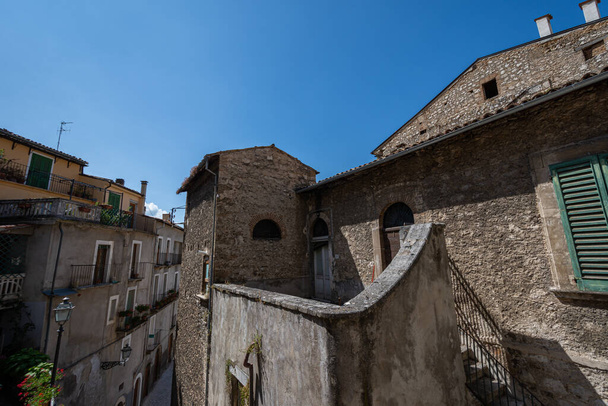 パセントロ、ラクイラ、アブルッツォ。要塞(Castello Caldora)で知られ、イタリアで最も美しい村の1つと考えられている古代中世の町。. - 写真・画像