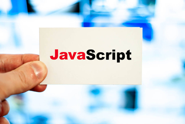 Programador sosteniendo una tarjeta de visita con la palabra Javascript - Foto, Imagen
