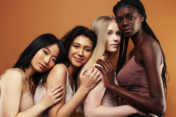 jeune jolie asiatique, caucasien, afro femme posant gai ensemble sur fond brun, style de vie diverse nationalité gens concept - Photo, image