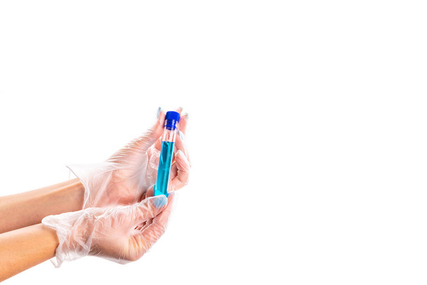 Şırınga iğnesi. Eldivenli doktor grip virüsü ve koronavirüs için test tüpü ya da şişe tutuyor. Kapak aşısı beyaza izole edilmiş. Botoks enjeksiyon şırınga tedavisi. - Fotoğraf, Görsel