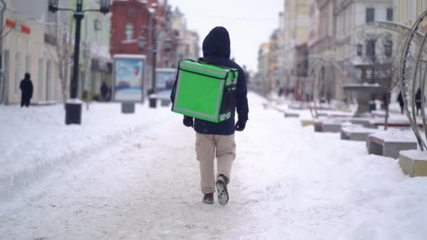 Courier livre de la nourriture avec sac à dos en hiver - Séquence, vidéo
