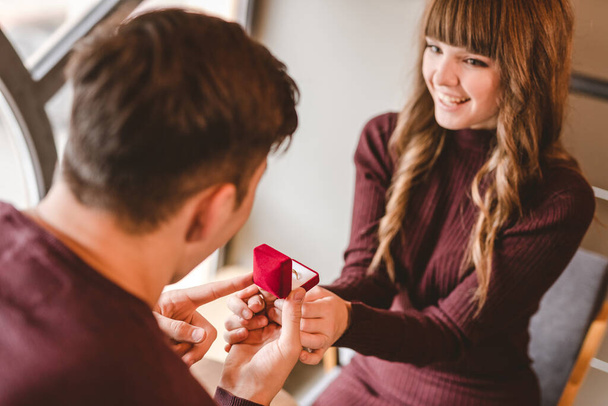 The man makes a proposal to his happy girlfriend - Φωτογραφία, εικόνα