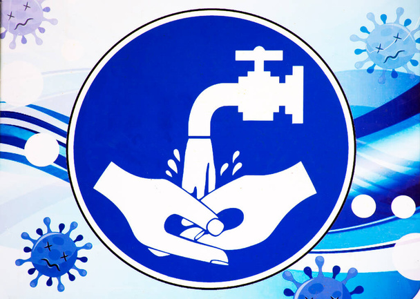 Стальная доска или символ металлической этикетки для мытья мытья рук для людей, путешествующих с помощью услуг в достопримечательностях KaoNor KaoKaew Limestone горе Банфот Phisai в Накхон Саван, Таиланд - Фото, изображение