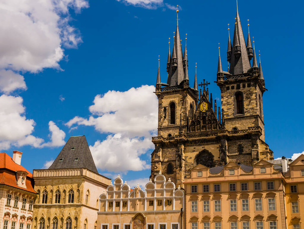 Stunning architectures of Prague old town sqaure with Church of Mother God before Tyn, Czech Republic - Foto, afbeelding