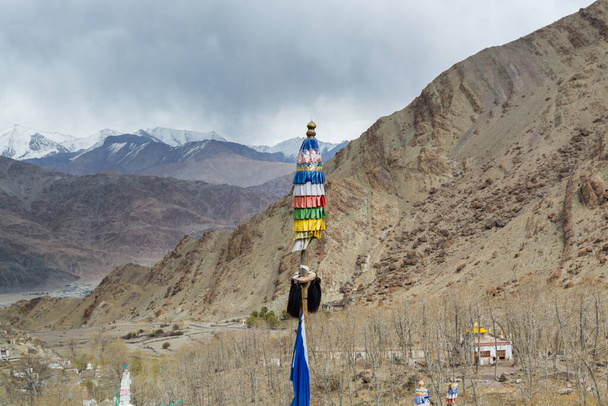 Tibeti hagyományos zászlók Hemis kolostor hátterében kopár hegyek Leh, Ladakh, Jammu és Kasmír - Fotó, kép
