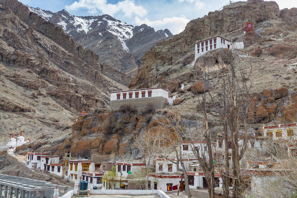 レ、ラダック、ジャンム、カシミールのヒマラヤの谷にヘミス修道院のチベットの伝統的な木造建築物 - 写真・画像