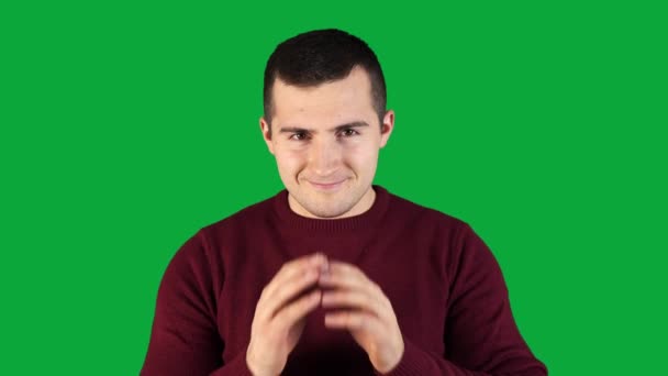 человек, делающий хитроумное лицо на зеленом экране - Кадры, видео