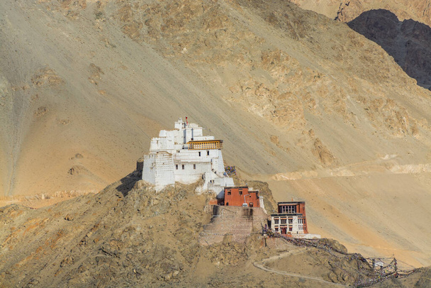 Namgyal Tsemo kolostor hátterével Himalája hegyek és gyönyörű esti fény, kilátás Shanti Stupa, Leh, Ladakh, India ellenőrzött Jammu és Kasmír - Fotó, kép